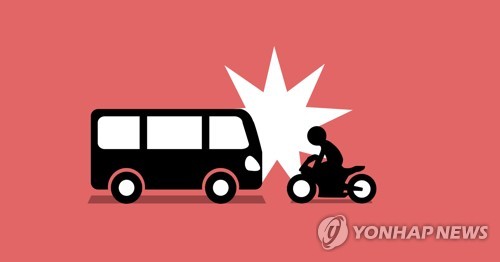 오토바이-승합차 충돌…20대 오토바이 운전자 사망