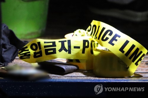'인천 무의도 시신 유기' 혐의 20대들, 경찰 자진 출석(종합)