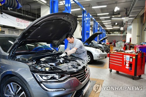 완성차 업계도 비상…'마스크 자체생산하고 식사시간 달리 하고'