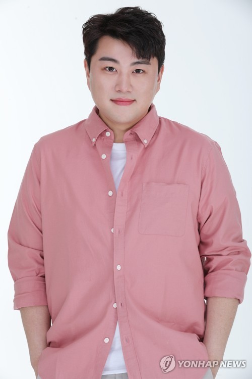 김호중, 잇단 구설에도 영화·자서전·팬미팅 등 왕성한 활동