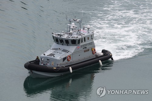 영국, 영불해협 밀입국 급증에 단속 위한 군 투입 논의