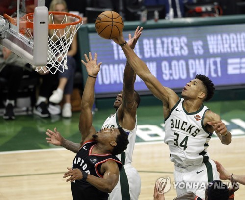 NBA 올해의 수비 선수에 아데토쿤보…'수비도 잘해요'