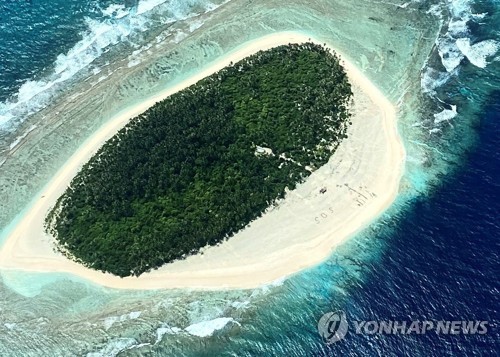 태평양 무인도 해변에 새겨진 'SOS'…조난 선원 3명 극적 구조