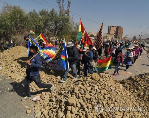 '대선 연기 반대' 도로봉쇄 시위에 꽉 막힌 볼리비아