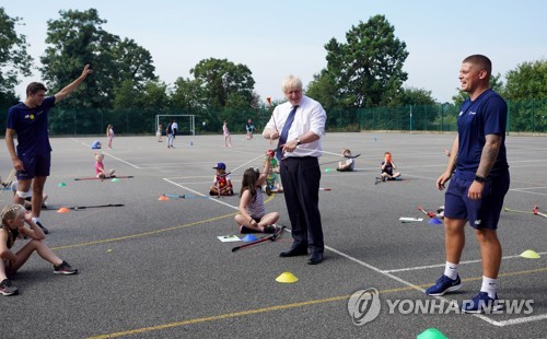 "중학생 이상은 성인처럼 코로나19 옮길 수 있다"