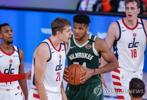 '상대 선수 얼굴에 박치기' NBA 아데토쿤보 1경기 출전정지