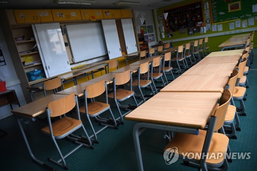 영국 최고의료책임자 "학교 안가는 것보다 가는게 낫다"