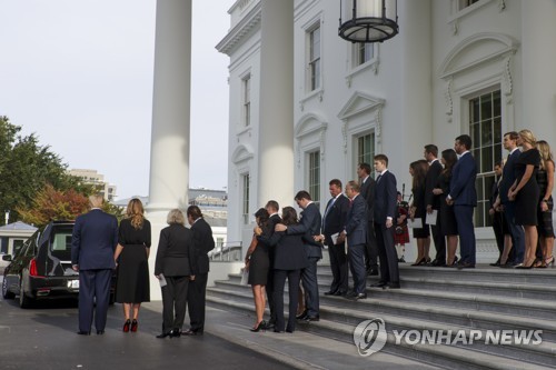 트럼프, 백악관서 동생 장례식 열고 마지막길 배웅