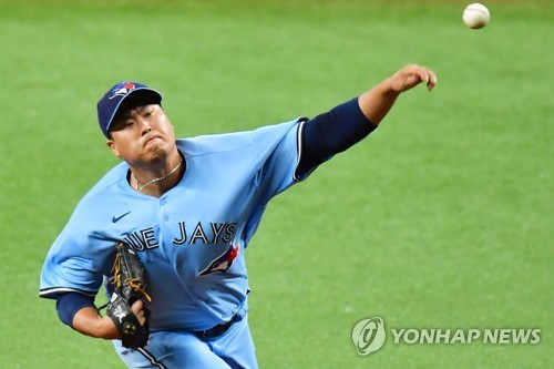 류현진 "타석당 투구수 줄여야…하늘색 유니폼은 내가 선택"