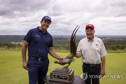 미컬슨, PGA 챔피언스투어 데뷔전 우승…최경주는 7위(종합)