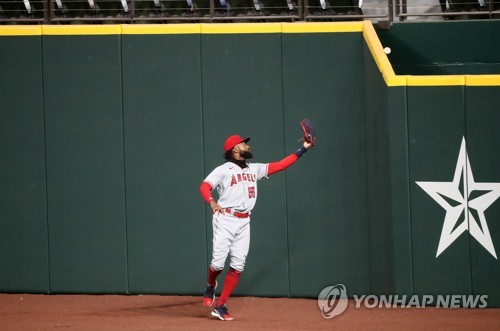 외야수 글러브 맞고 펜스 넘어가면 홈런인가 실책인가