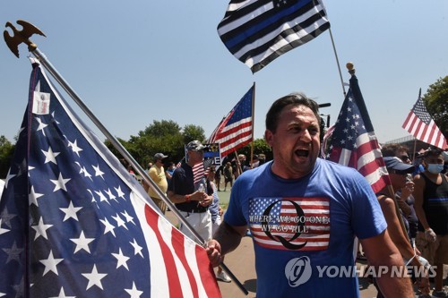 아무도 못막는 음모론 인기…큐어넌 추종자 600% 급증