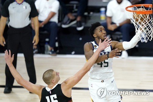 NBA 유타 미첼, PO 1차전서 57점 넣고도 "내 실수가 컸다" 자책(종합)