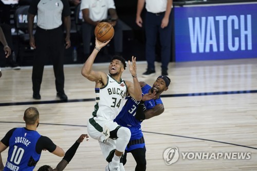 NBA PO '1위의 반격'…레이커스·밀워키, 나란히 첫 승