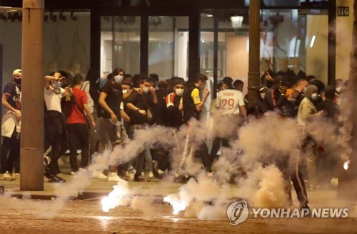 패배에 실망한 파리 축구팬들, 불지르고 병던지고…아수라장