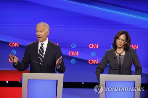 바이든, 러닝메이트 해리스에 "두려움 모르는 전사…자랑스럽다"