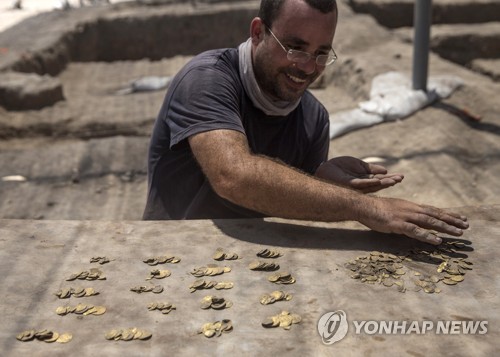"나뭇잎인가?" 이스라엘 유적지서 1천년된 금화 무더기 발굴