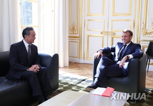 마크롱, 프랑스 방문 중국 외교부장에 홍콩·위구르 문제 제기