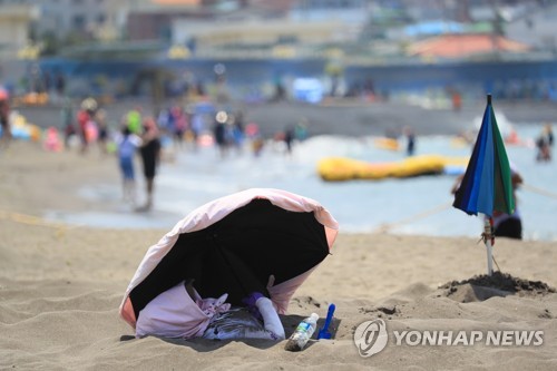 [줌in제주] "폭포수 맞고 검은모래 찜질…" 제주의 전통 피서법