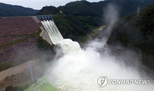 [속보] 소양강댐 3년 만에 수문 개방…초당 3천t 방류 시작