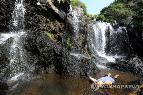 [줌in제주] "폭포수 맞고 검은모래 찜질…" 제주의 전통 피서법