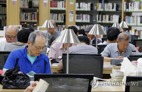 "돋보기 없어도 괜찮아요"…큰글자책 1만8천권 도서관에 배포