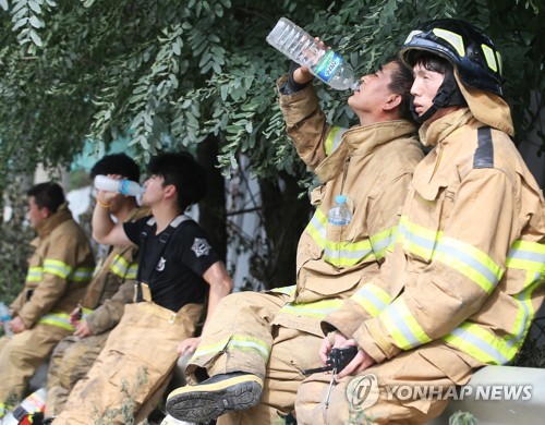 '푹푹찌는 제주' 폭염에 80대 목숨 잃고 한라산 등산객 탈진(종합)