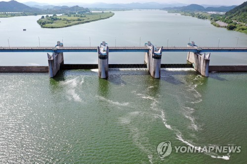 환경부 "낙동강 녹조 대응해 2개 보 추가 개방 추진"