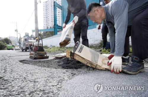 "빗물 고인 줄 알았는데 '쿵'"…긴 장마로 포트홀 '비상'