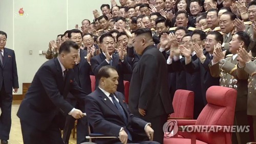 북한 '경제원로' 박봉주, 김덕훈 총리와 시찰…노하우 전수하나