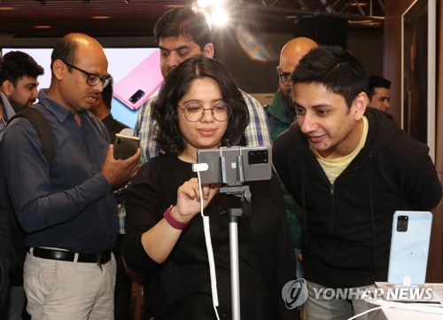 '피처폰'의 힘…"삼성, 인도 휴대폰 시장서 1위 탈환"