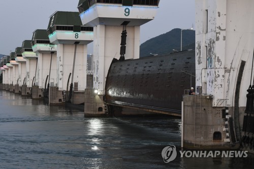 낙동강하굿둑 수문 추가 개방…"하류 주민, 어선 대피해야"