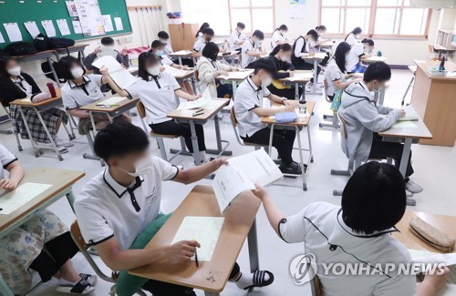 "고교생, 코로나 악화 대비 2학기 중간고사·원격수업 집중해야"