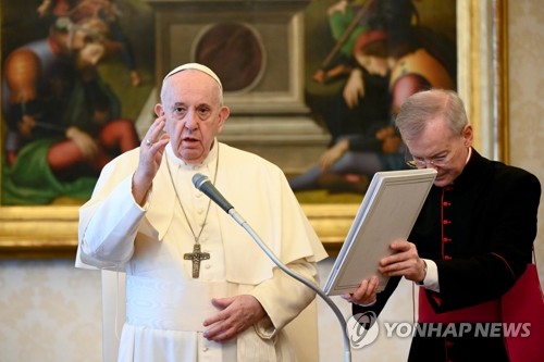 교황, 교황청 재정감독기구에 여성 대거 기용…성균형 고려