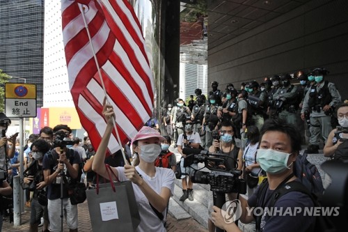 중, '비자 지연 비판' 홍콩 외신기자들에 "모든 책임은 미국에"