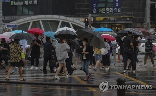 부산도 시간당 30㎜ 강한 비…밤늦은 시간 만조 겹쳐 침수 주의