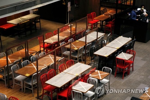 홍콩 식당내 식사, 오후 9시로 연장 허용…'좌석당 2명' 유지