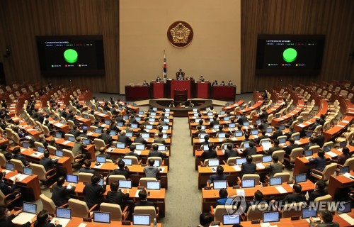 "새 임대차법에 따라 계약서 다시 쓰자" vs "나갈 때 두고 보자"