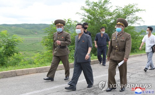 북한 박봉주, 코로나19 방역 위해 물류기지 남포항 점검