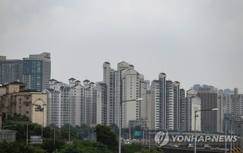 "새 임대차법에 따라 계약서 다시 쓰자" vs "나갈 때 두고 보자"