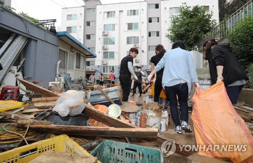 대전 수해 아파트 복구 사흘째…자원봉사자·공직자 등 투입