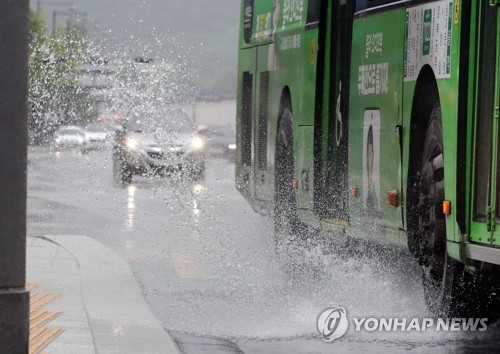 밤에도 충청·영호남 지역 강한 비…중부지방 비는 내일부터