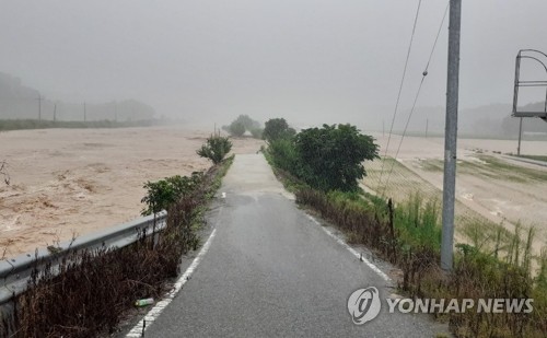 충북 북부 244㎜ 폭우…충주 엄정 주민 120명 긴급대피(종합)