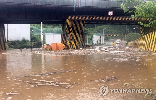 '잠기고 끊기고 무너지고'…중부지방 물폭탄 피해 속출