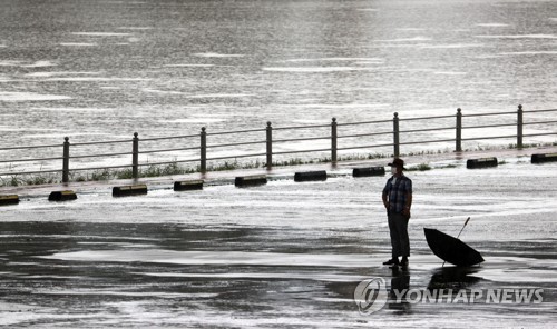 [내일날씨] 중부지방 장대비 계속…남부내륙·제주도 소나기