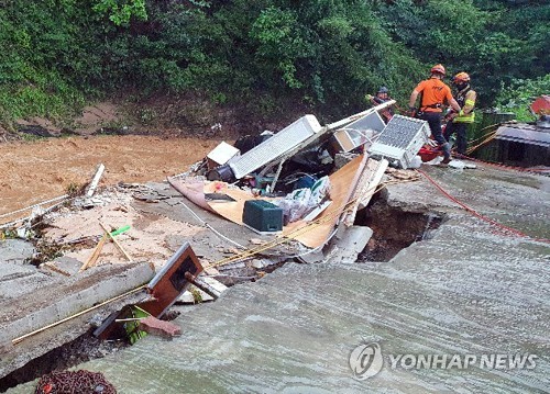 '잠기고 끊기고 무너지고'…중부지방 물폭탄 피해 속출