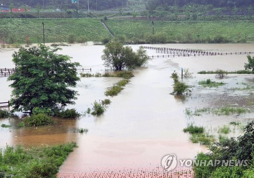 토사 주택 덮치고 철도 끊기고…200㎜폭우에 강원 영서 '물난리'(종합2보)