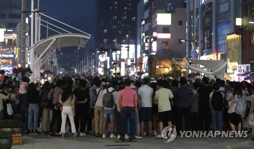 [르포] 방역수칙 안 지키는 해운대해수욕장 주변…구남로 '무방비'