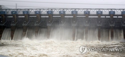 '잠기고 끊기고 무너지고'…중부지방 물폭탄 피해 속출