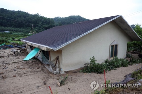 [르포] 저수지 둑 '와르르'…"해일같이 밀려든 물에 지붕 대피"